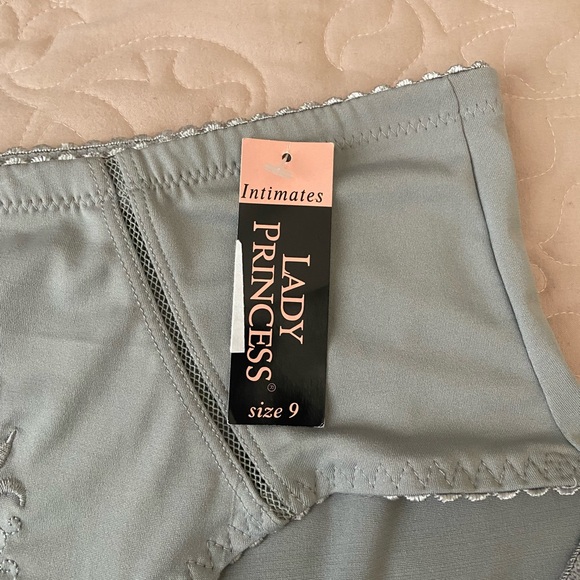 Lady Princess Embroidered High-Waist Panties - Picture 2 of 4